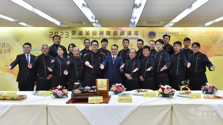 僑委會18日上午舉辦「台灣美食國際巡迴講座」行前說明會，邀請多位主廚現場展現牛肉麵、三杯雞、麻油雞飯等台灣經典美食。(圖：僑委會)