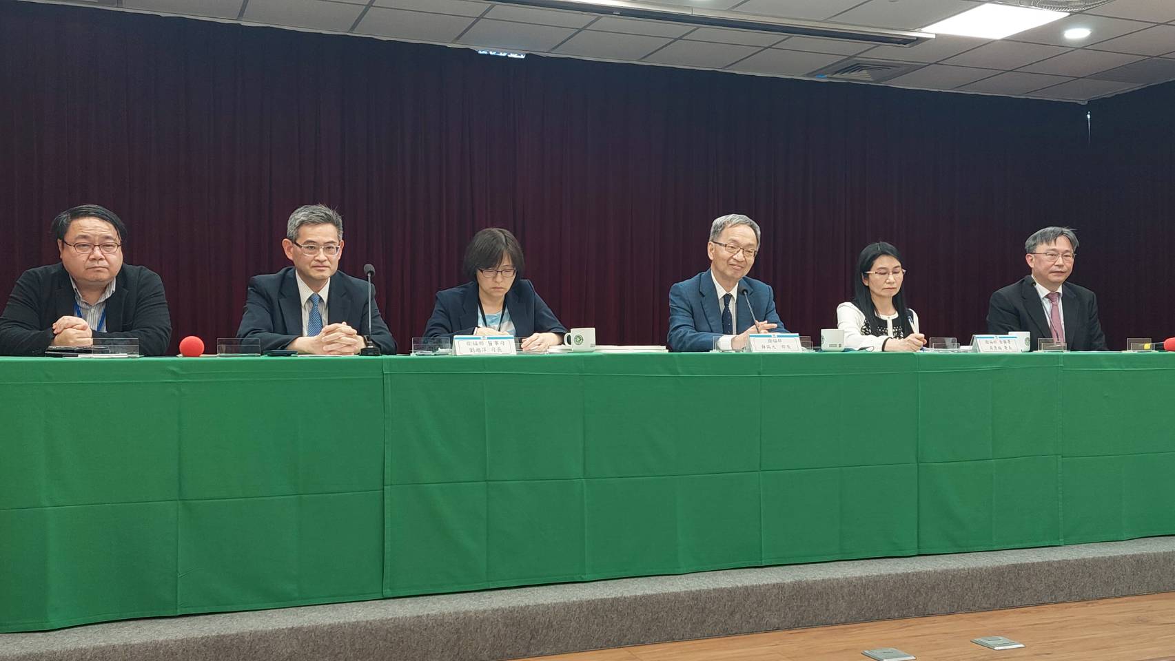 衛福部長薛瑞元(右3)18日舉行記者會，說明外界對於再生醫療雙法的疑慮。(劉品希 攝)