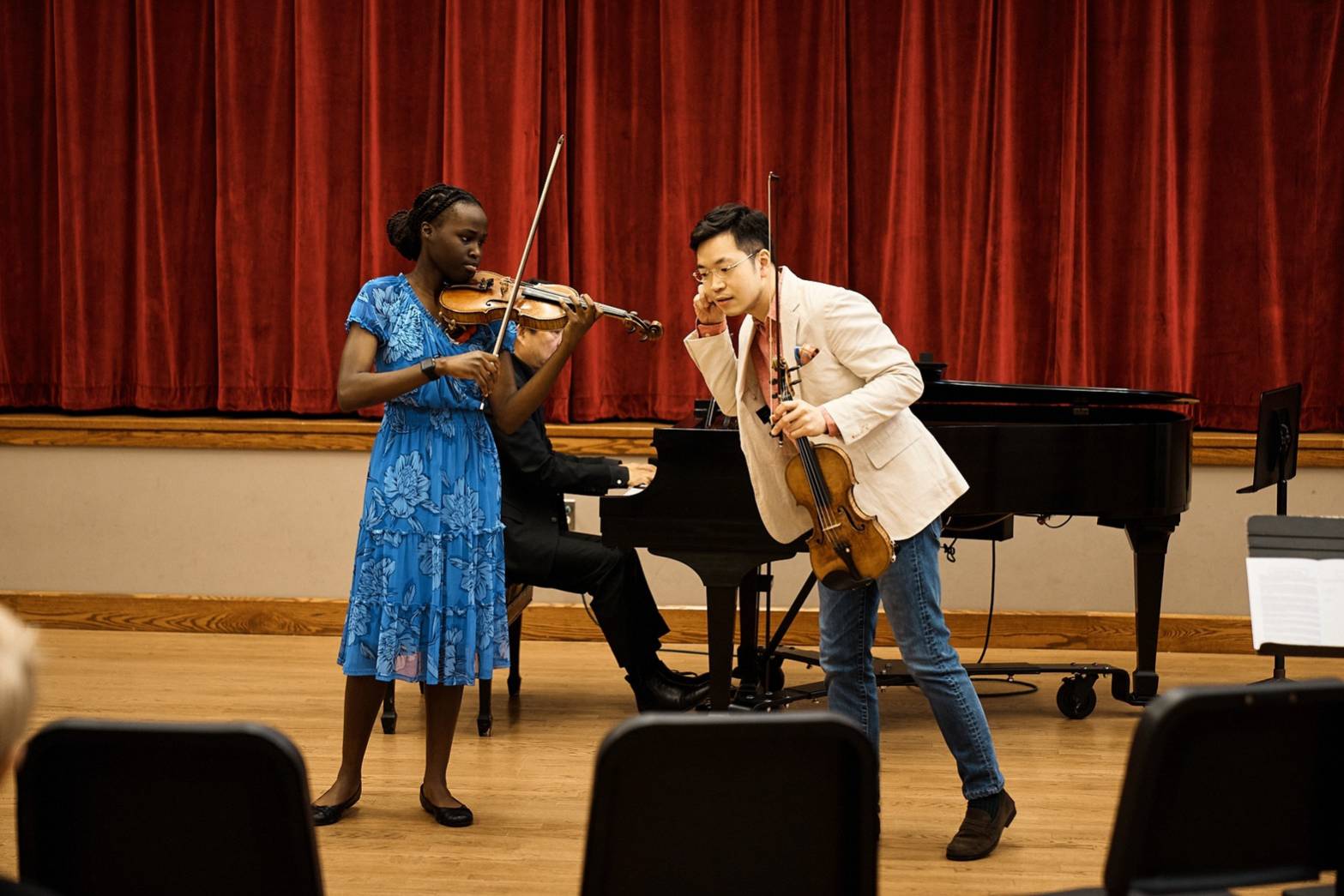 小提琴家黃俊文(右)17日前往馬里蘭州的Washington Adventist University，為學音樂的學生們舉辦一場大師班。(NSO提供)