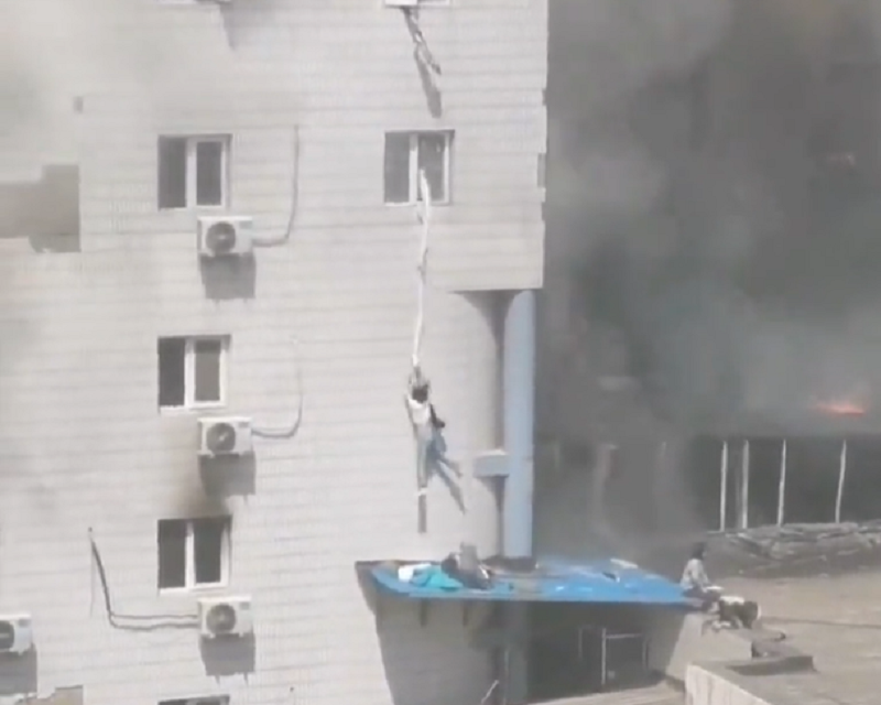 北京長峰醫院一棟住院大樓18日發生火警，造成至少21人死亡。(圖擷自推特)