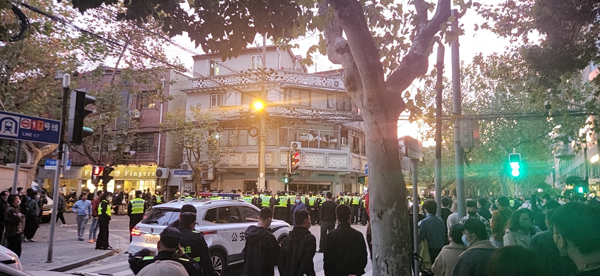 白紙運動參與者黃意誠表示，數百名警察後來開始衝向人群，「無差別抓人」。(黃意誠提供)