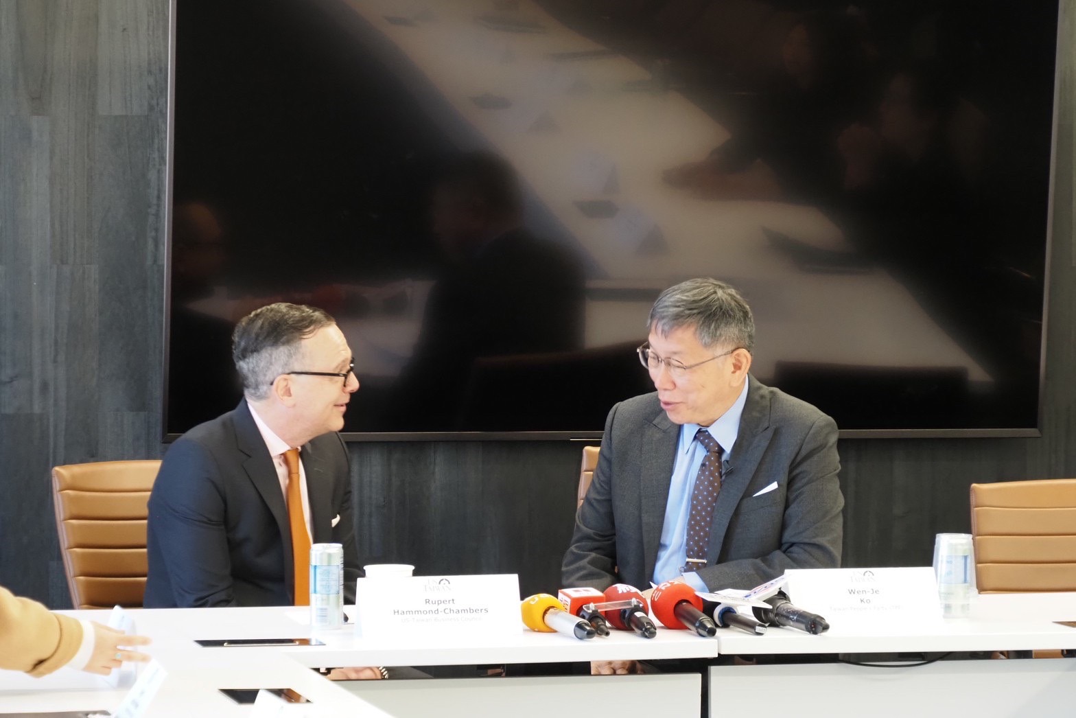 民眾黨主席柯文哲(右)美東時間17日拜訪美台商會，會長韓儒伯親自接待。(民眾黨提供)