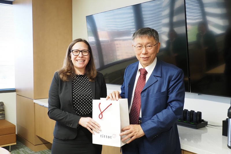台灣民眾黨主席柯文哲（右）13日於美國在台協會（AIT）華盛頓總部與AIT主席羅森柏格（左）會晤。（柯文哲辦公室提供） (圖：中央社)