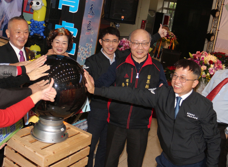 監察院調查中州科大烏干達籍學生學工案，通過彈劾苗栗縣政府勞工及青年發展處長彭德俊（右3）、副處長涂榮輝（右1），兩人日前均已調離非主管職，調整為簡任秘書，並記過懲處。(圖：中央社)