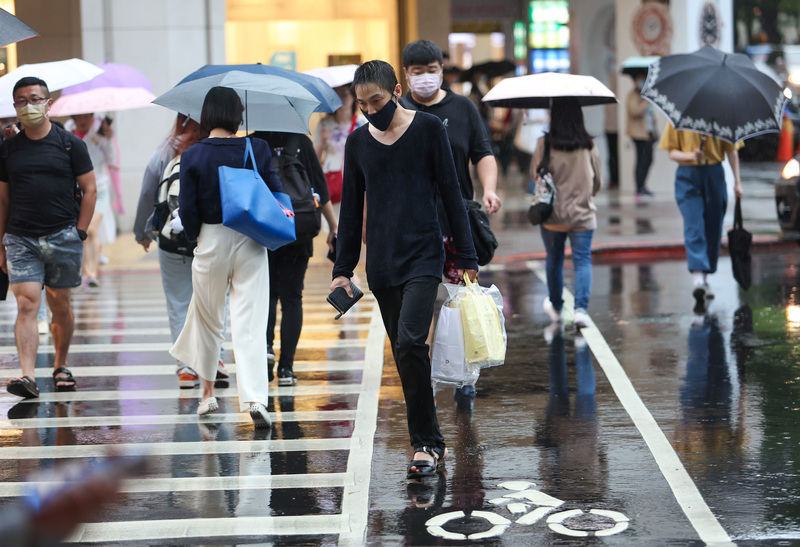 鋒面通過天氣不穩定 西半部慎防劇烈降雨。(圖：中央社)