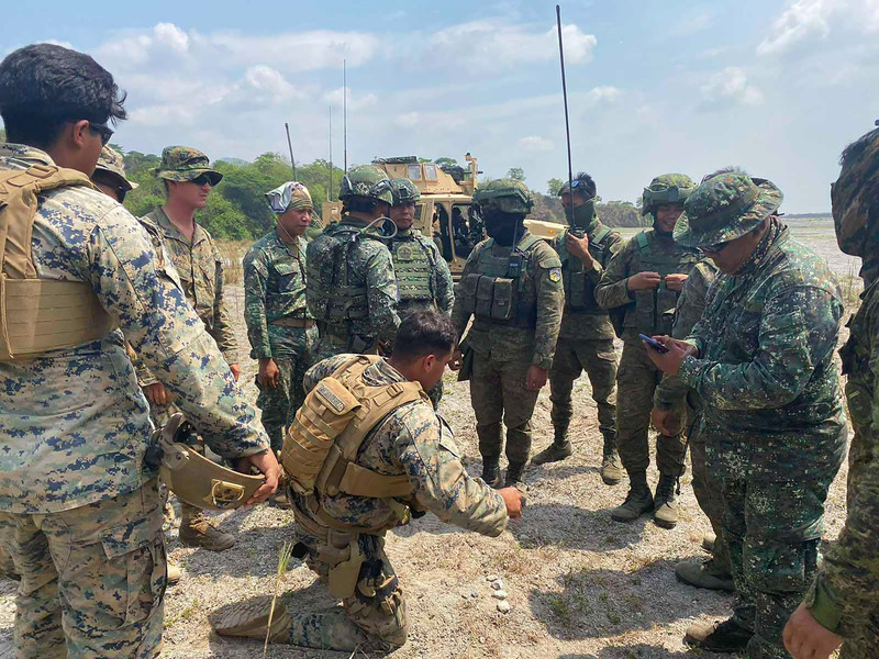 菲美11日到28日進行年度「肩並肩」（Balikatan）聯合演習。菲律賓陸軍、菲國陸戰隊和美國陸戰隊17日在丹轆省拉賓納（Ernesto Rabina）空軍基地進行實彈演習。（菲律賓陸軍提供） (圖：中央社)