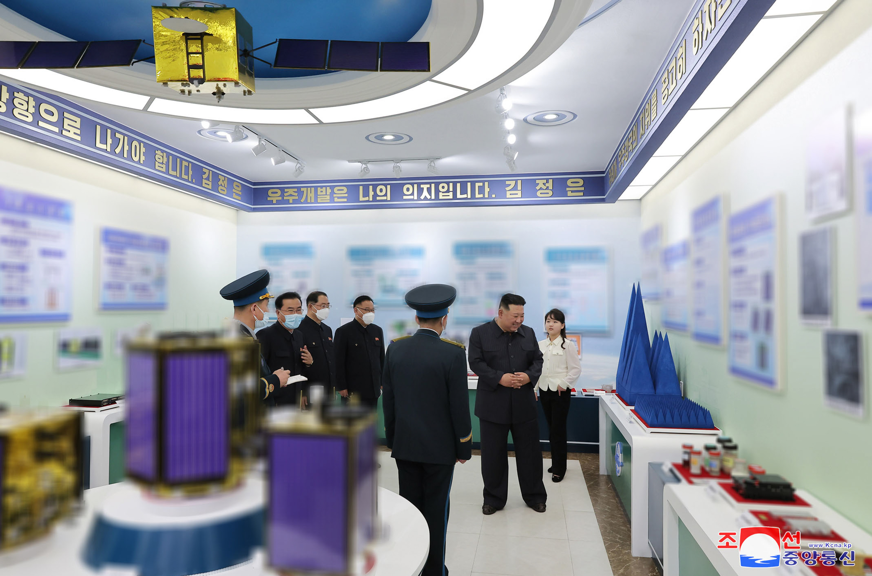 北韓領導人金正恩與愛女18日參訪國家宇宙開發局。 (AFP)