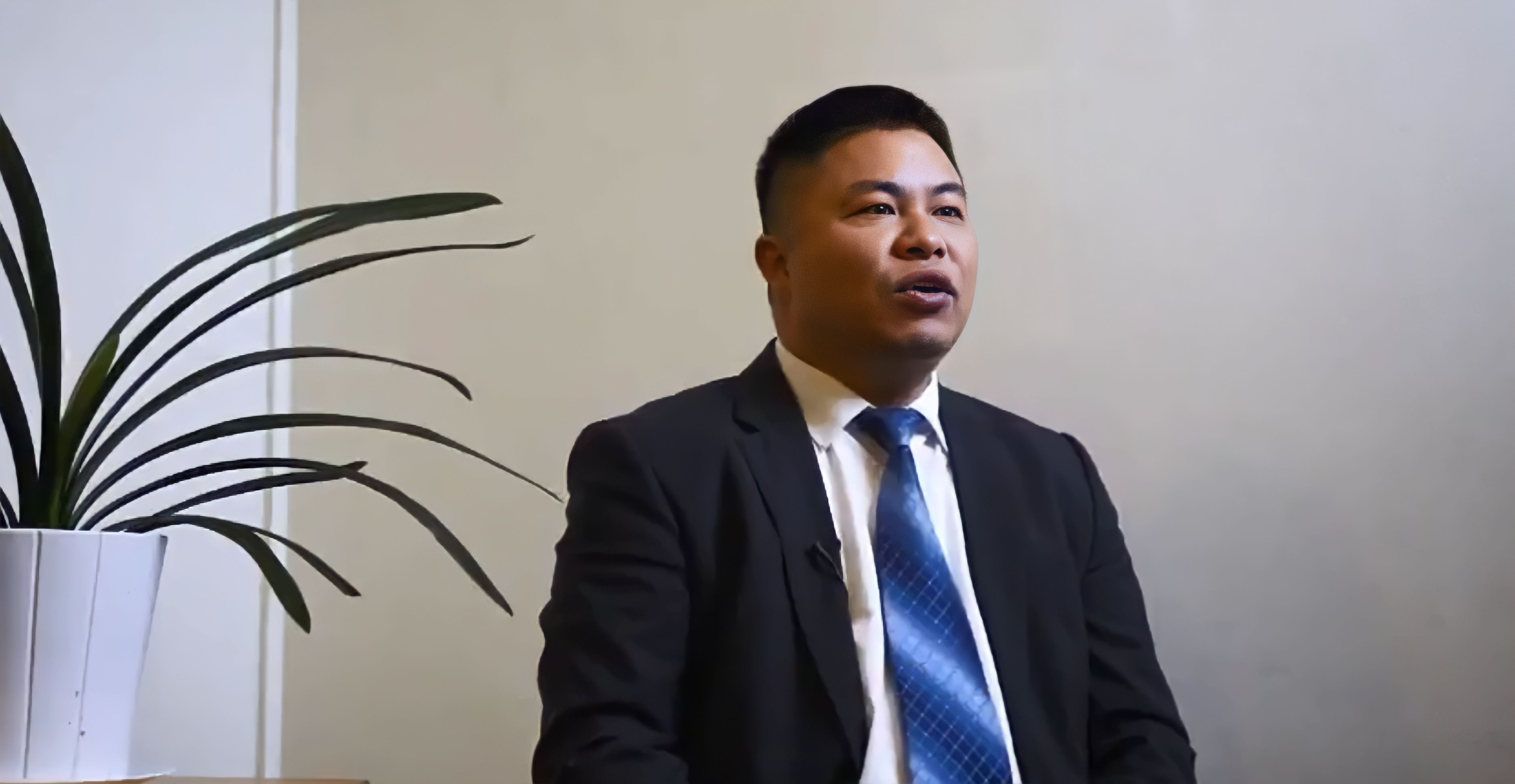 中國商人林瑞友(圖)在倫敦郊區克洛伊頓(Croydon)經營一家外賣公司，這家公司的辦公室被發現與中國祕密警察站所在地址吻合。(圖：推特@Rebecca39045533)