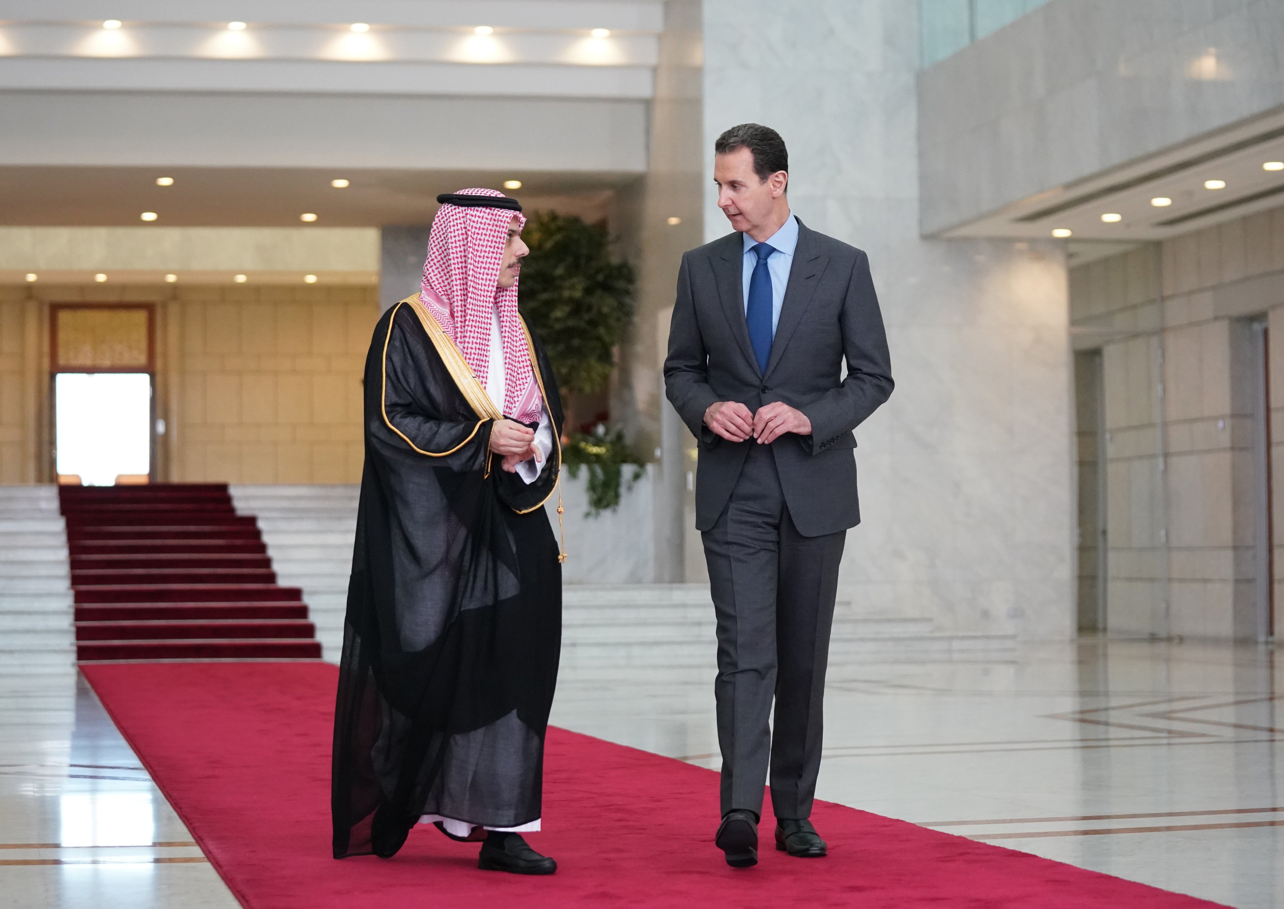 敘利亞總統巴夏爾（Bashar Al-Assad,右）18日在首都大馬士革會見到訪的沙烏地阿拉伯外交部長費瑟(Faisal bin Farhan Al Saud)。 (圖:推特@Presidency_Sy)