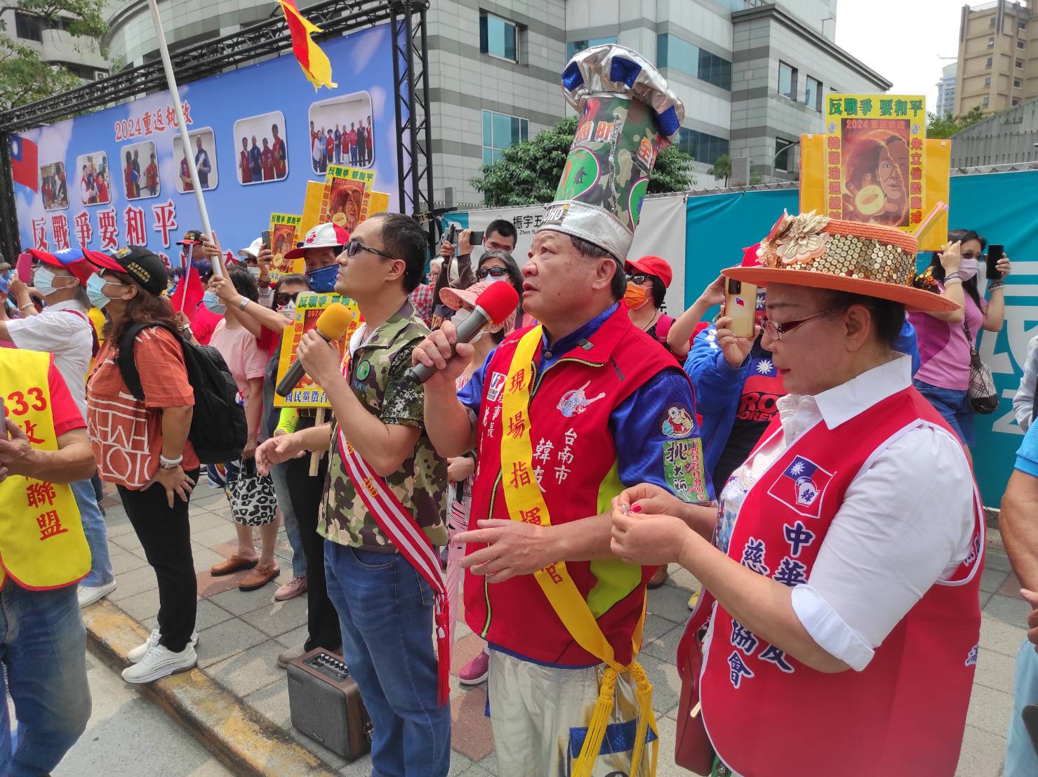 支持前高雄市長韓國瑜參選總統的韓粉團體「台南市韓友會」今天(19日)率領30幾名韓粉到國民黨中央黨部，掛上印有「反戰爭、要和平」、「韓國瑜選總統」、「國民黨徵召初選」等大型布條。(趙婉淳攝)