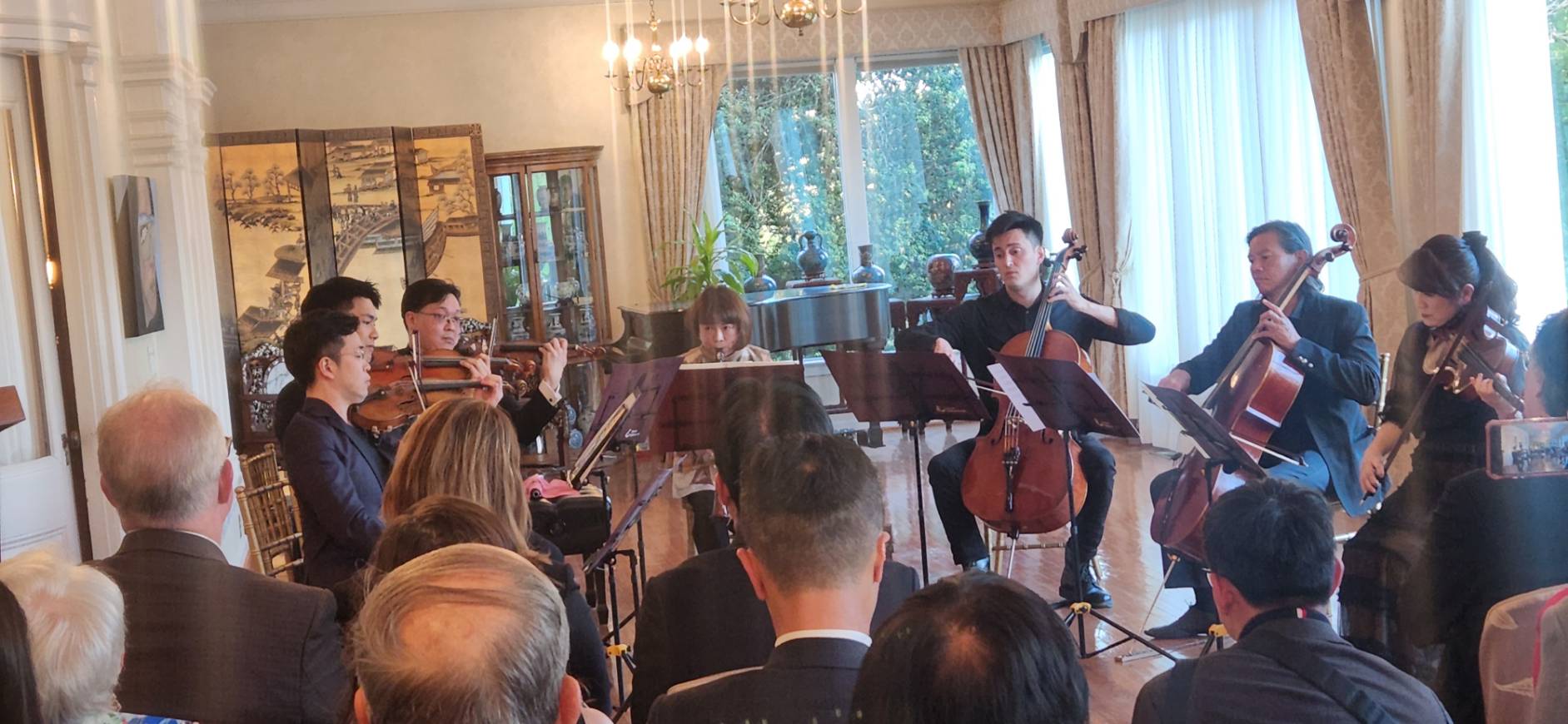 NSO國家交響樂團團員美東時間18日晚間在駐美代表處雙橡園帶來一場精彩的小型音樂會，並挑選改編自客家民謠「天公落水」以及台語歌〈阮若打開心內的門窗〉，作為安可曲，贏得現場貴賓喝采。(江昭倫 攝)