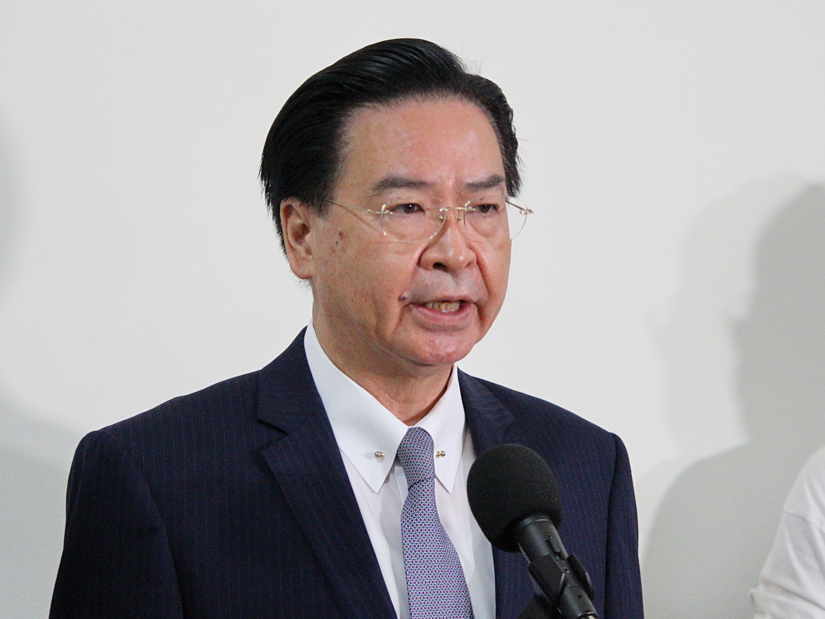 針對美國聯邦眾議員致函美國國務卿，希望邀請蔡英文總統出席領袖峰會一事，外交部長吳釗燮20日受訪指出，會跟相關國家進行最好的協商與安排 (央廣記者王照坤 攝)