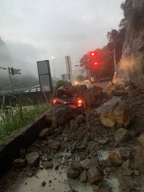 苗栗縣連夜大雨，大湖鄉苗62線0.5公里處，20日清晨發生落石坍方，一名泰安鄉公所清潔隊員工駕車上班行經該處，車輛遭落石擊中，自行脫困後送醫治療。（黃惠琴提供） (圖：中央社)