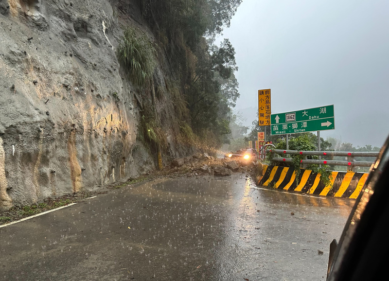 苗栗縣苗62線道路往泰安方向約1.6公里處，20日因大雨落石坍方，砸中行經轎車，造成一人受傷，該路段暫時封閉，警方提醒欲前往清安村、龍山部落車輛，改由苗62-2線出入。（苗栗縣警察局大湖分局提供） (圖：中央社)