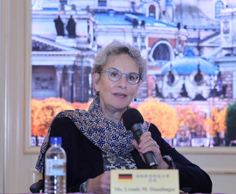 為因應台積電設廠與當地半導體人才需求，德國德勒斯登工業大學校長史多丁格(Ursula Staudinger)（圖）表示，從明年起將每年派學生到台灣的大學與台積電實習，藉以培養晶片人才。 (圖：中央社)