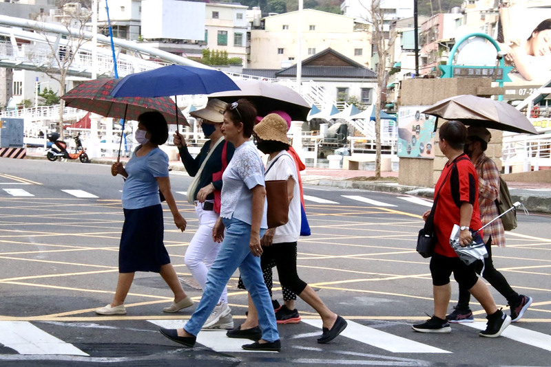 受鋒面通過北部海面影響，今明兩天中部以北有零星降雨，東半部迎風面也有短暫陣雨。(圖：中央社)