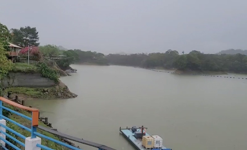 鋒面過境為苗栗縣帶來豪雨，縣內永和山、明德、鯉魚潭3水庫水位都止跌回升。圖為明德水庫。(圖：中央社)