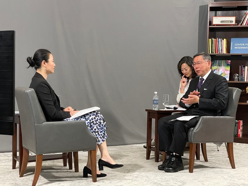台灣民眾黨主席柯文哲（右）20日表示，「九二共識」在台灣已經污名化，一提到台灣人民就不開心。他反問北京，病人已經對盤尼西林過敏，為何還堅持要打盤尼西林。(圖：中央社)