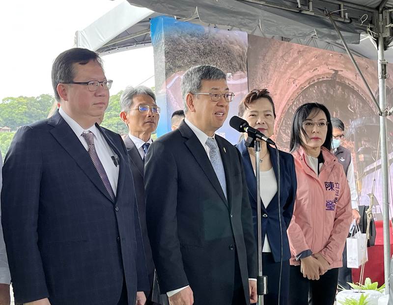 行政院長陳建仁（前左2）21日接受媒體聯訪。 (圖：中央社)