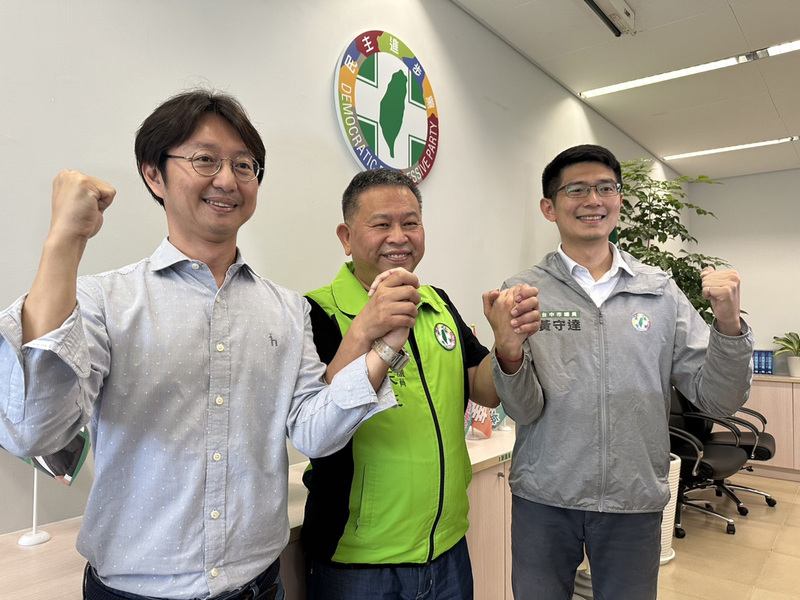 民進黨21日公布2024立委選舉台中市第6選區初選民調結果，由市議員江肇國（左）出線。競爭者市議員黃守達（右）立刻給予恭喜。中為民進黨台中市黨部主委李天生。(圖：中央社)