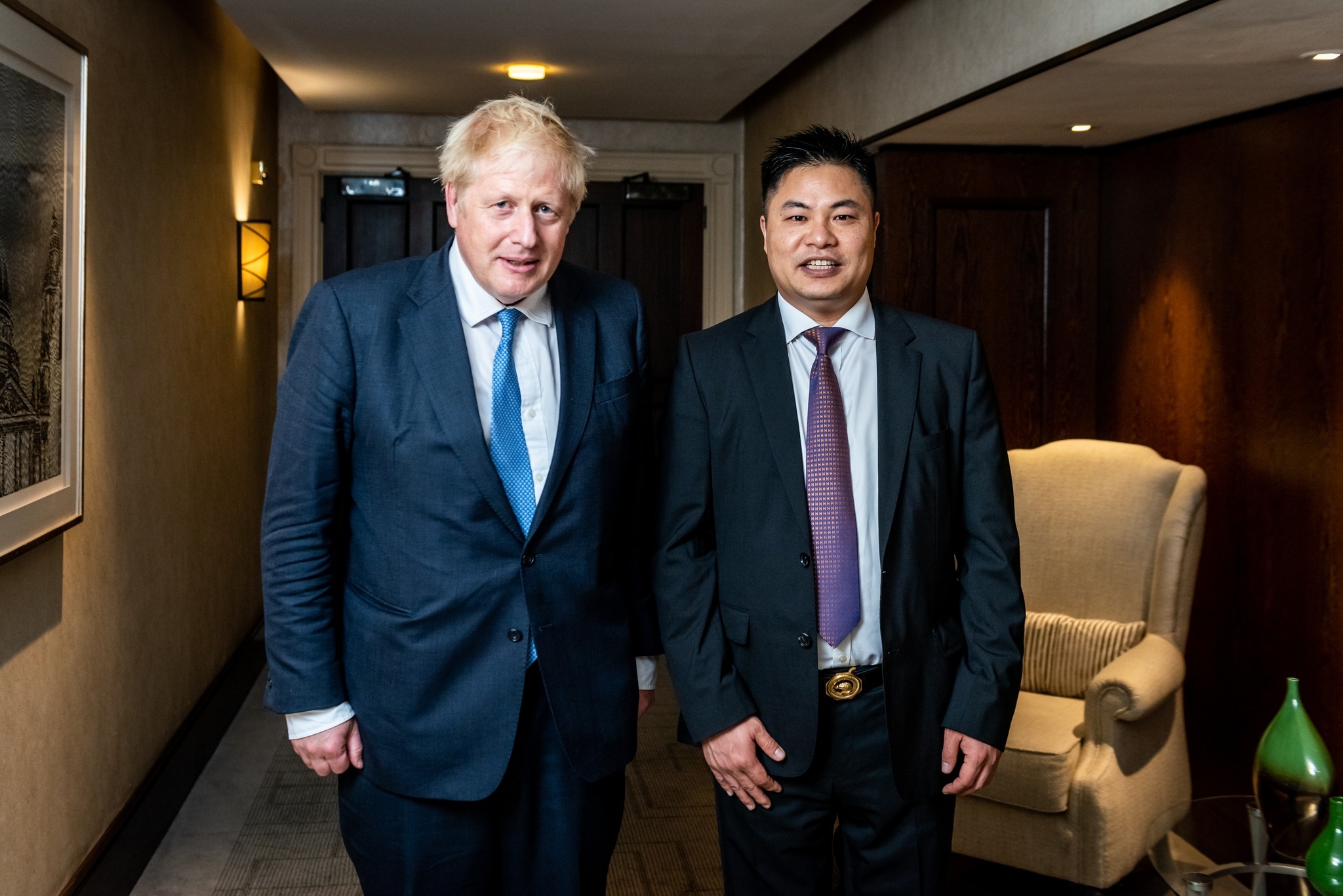 英國福建同鄉聯誼總會會長林瑞友（右）被指涉入在倫敦的中國秘密警察局。林瑞友善於經營政治網絡，曾與前首相強生同框。(推特)