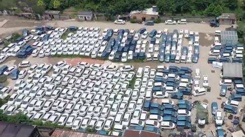 中國不少城市陸續出現新能源車墳場，有些車子防塵罩都還沒拿掉。(圖：翻攝微博)