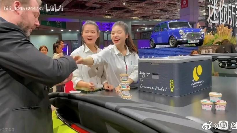 上海車展BMW旗下MINI工作人員發冰淇淋只給外國人事件持續發酵，有中企要求員工必須賣掉自己的BMW汽車。（微博）