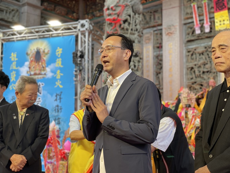 國民黨主席朱立倫(中)22日出席竹圍輔信王公來台170年暨1411年聖誕祝壽慶典，並致詞表達祝福。(朱立倫團隊提供) (圖：中央社)