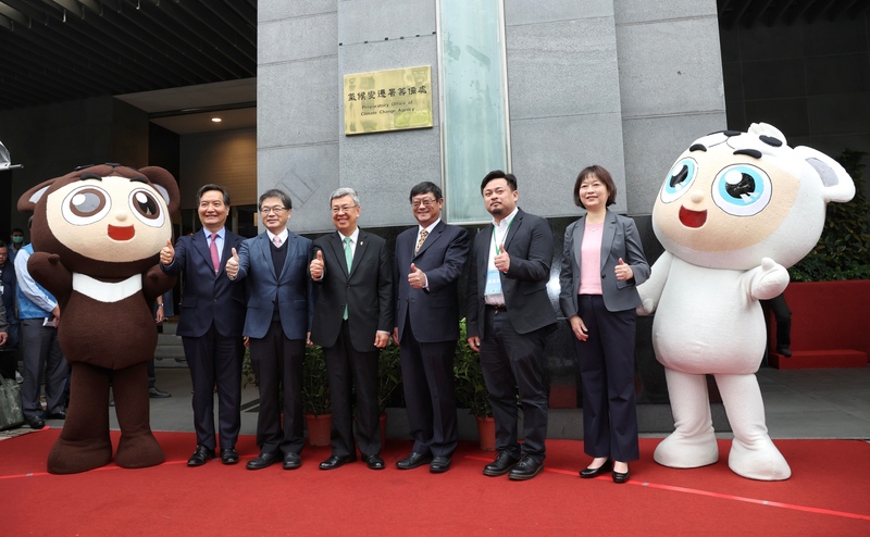 行政院長陳建仁（左3）22日出席氣候變遷署籌備處揭牌典禮，與行政院代理發言人羅秉成（左1）、秘書長李孟諺（左2）、環保署長張子敬（右3）、民進黨立委洪申翰（右2）與環保署氣候變遷辦公室主任蔡玲儀（右1）合影。 (圖：中央社)