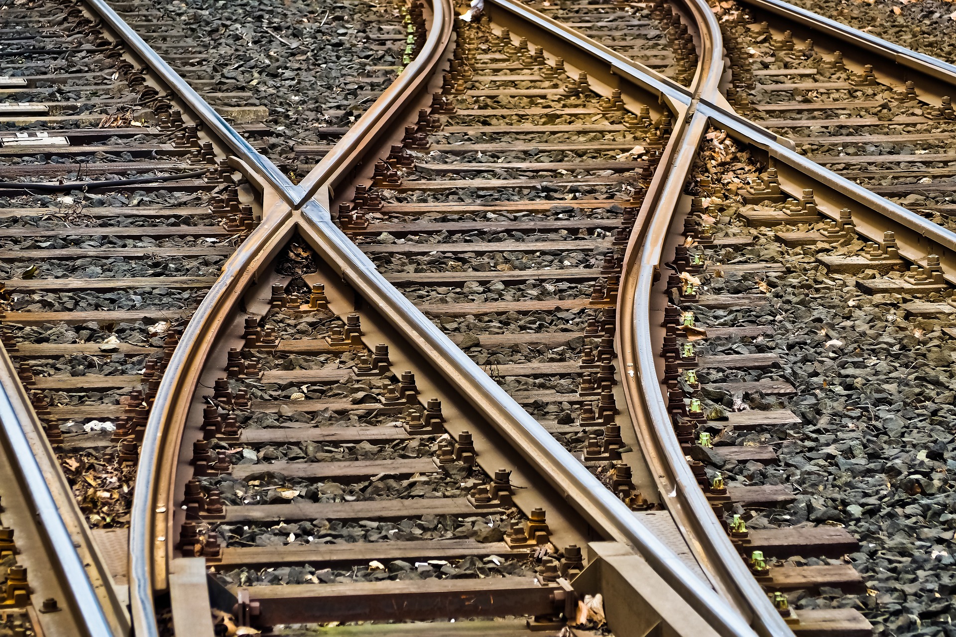 台鐵台南區間車撞不明物，多班列車延誤。(示意圖／Pixabay)