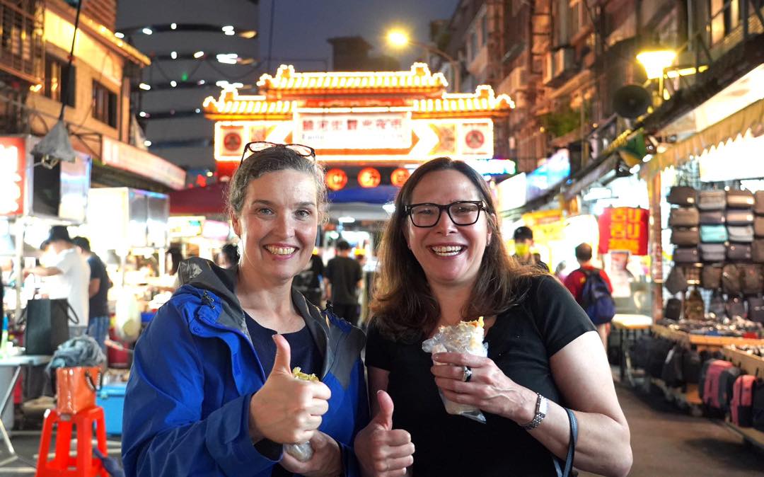 美國在台協會(AIT)主席羅森柏格(Laura Rosenberger)與處長孫曉雅(Sandra Oudkirk)造訪饒河街夜市。(圖擷自美國在台協會臉書)