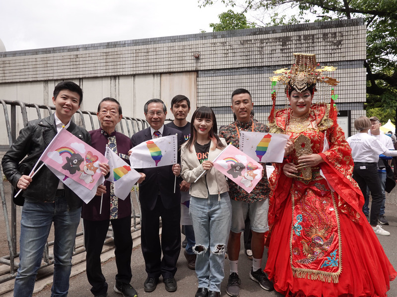 日本最大型LGBTQ活動「東京彩虹驕傲」今年活動約有1萬人參加。駐日代表謝長廷（左2）、台北市議員苗博雅（左1）、高雄市議員黃捷（右3）等參加。(圖：中央社)