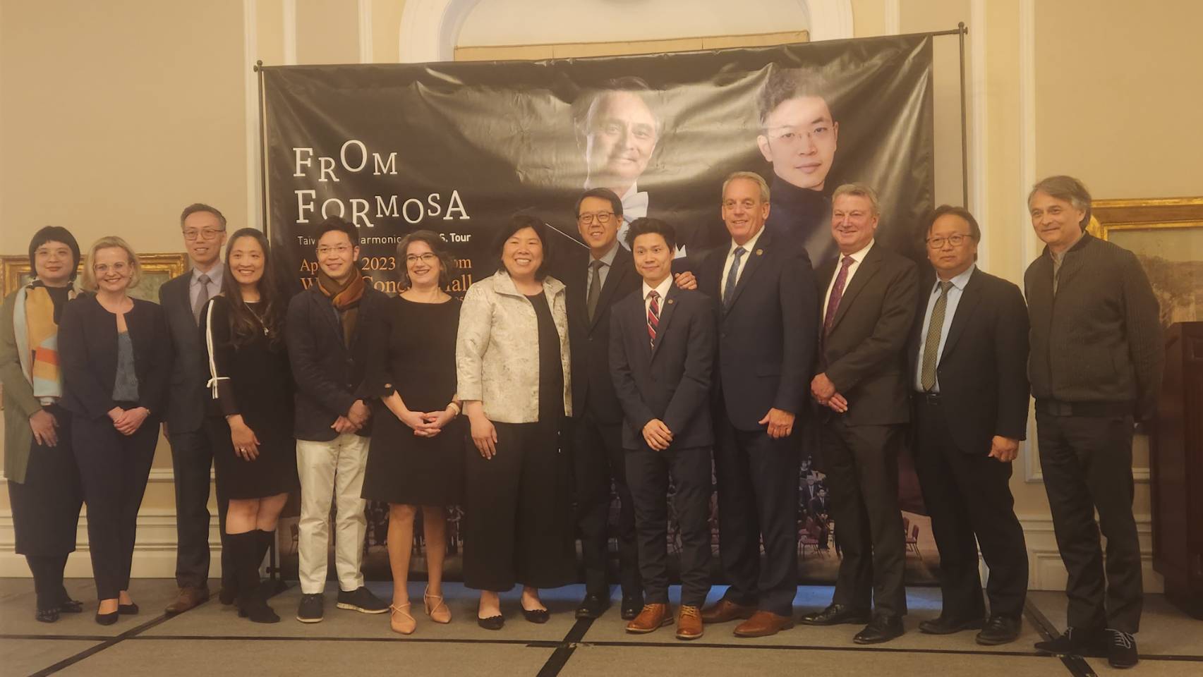 駐芝加哥台北經濟文化辦事處美東時間22日晚間特舉辦招待晚宴歡迎NSO樂團團員造訪，包括芝加哥台北經濟文化辦事處處長姜森、僑界代表以及當地政界人物都出席致意，指揮準・馬寇爾(右一)與擔任巡演獨奏的小提琴家黃俊文(左五)是晚宴中焦點。(江昭倫 攝)