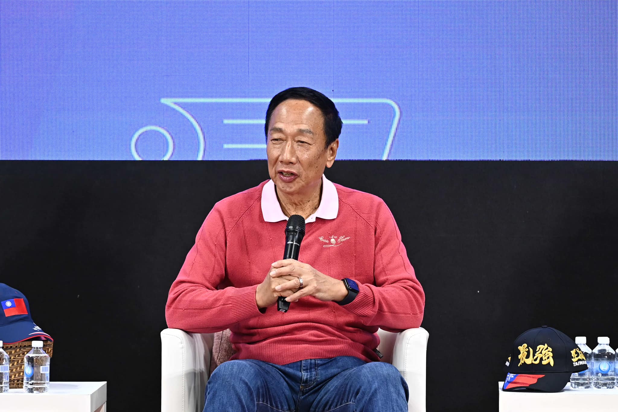 爭取國民黨提名參選2024總統大選的鴻海創辦人郭台銘(左)22日在新竹縣竹北市舉辦座談會。(郭台銘臉書)