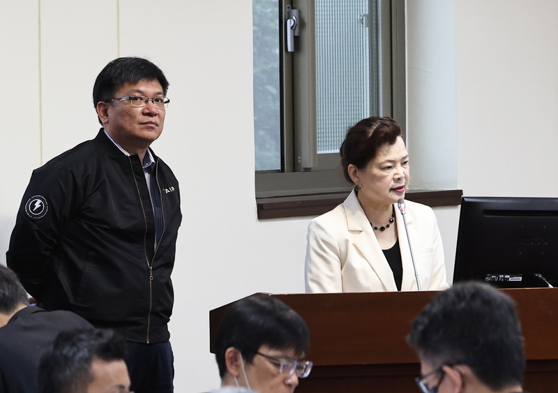 立法院經濟委員會24日上午邀請經濟部長王美花(後右)、台電代理董事長曾文生(後左)，就「台電強化電網韌性相關計畫執行現狀、經費編列與具體成效」列席報告並備詢。 (圖：中央社)