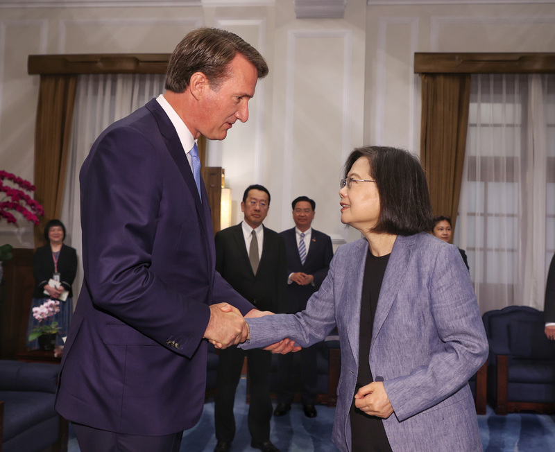 美國維吉尼亞州州長楊金（Glenn Youngkin）（前左）率團訪問台灣，總統蔡英文（前右）24日上午在總統府接見訪團一行。圖為蔡總統與楊金握手致意。 (圖：中央社)