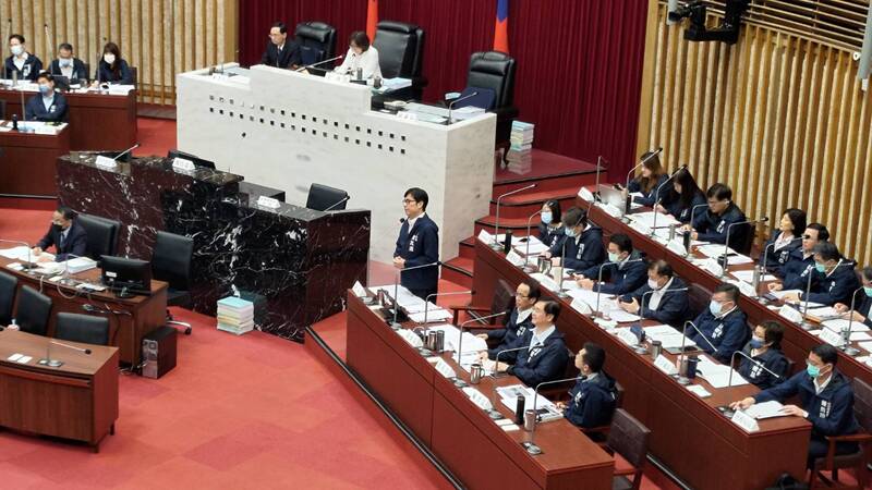 高雄市長陳其邁（立者）24日赴高雄市議會進行施政報告時指出，之前山區局部陣雨對水情不無小補，高屏溪攔河堰川流量上升，加上水井及再生水等挹注，5月底前水情燈號不進入紅燈「分區供水」。 (圖：中央社)