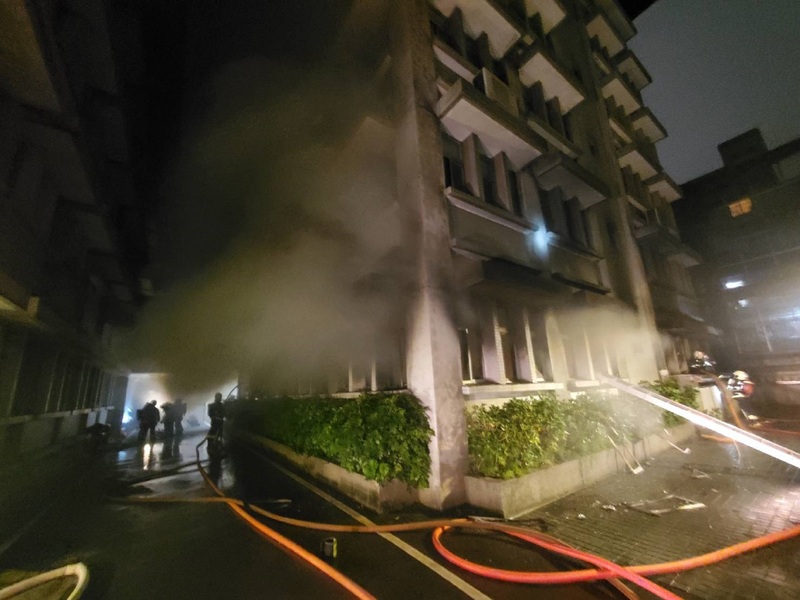 新北市新店區中華路調查局廉政大樓24日晚間發生火警，警消獲報迅速灌救，目前暫無人傷亡。(圖：中央社)