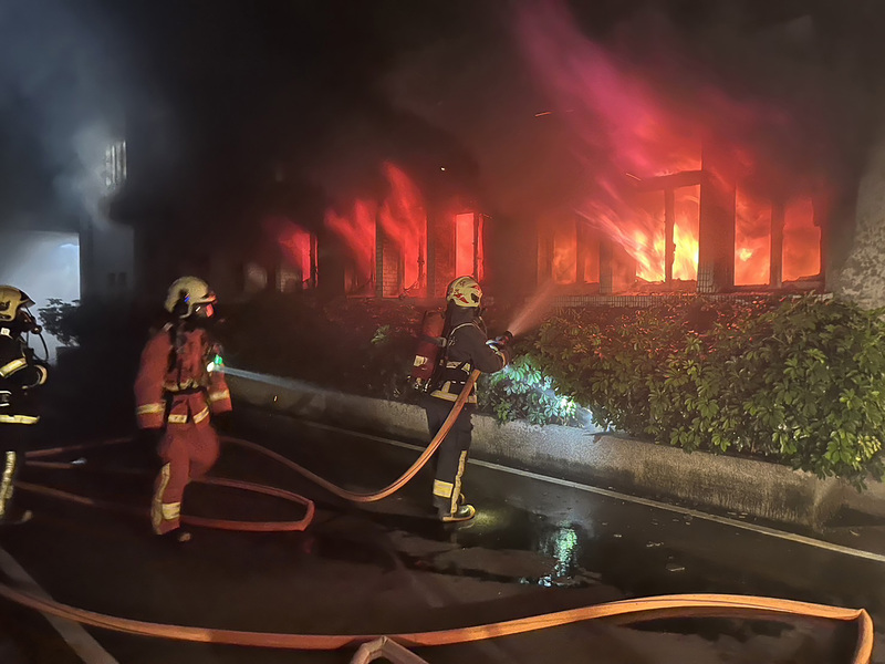 位於新北市新店區的調查局廉政大樓24日晚火警，調查局26日傍晚指出，初步排除人為介入因素。(消防局提供／中央社)