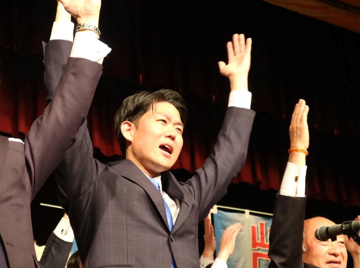 日本23日舉行參眾議院5席補選，其中，眾議院山口2選區由自民黨提名、岸信夫的長子岸信千世(中)當選。(FB@岸のぶちよ)