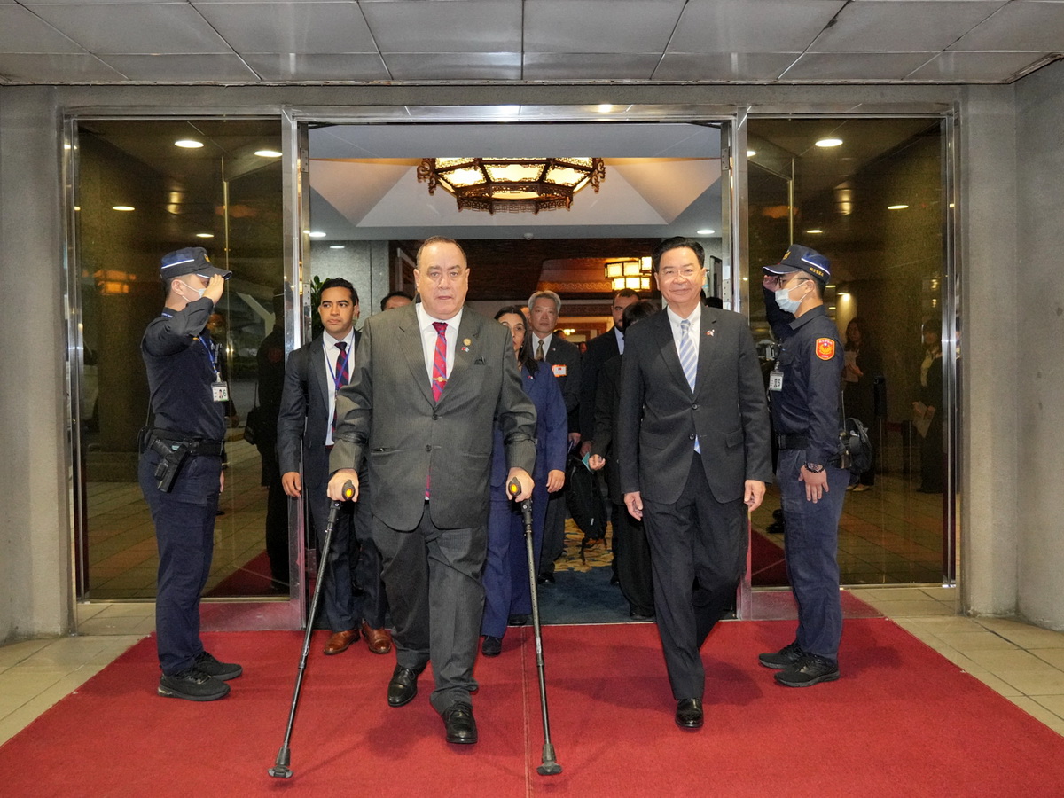 友邦瓜地馬拉總統賈麥岱(Alejandro Eduardo Giammattei Falla，左)24日抵台訪問，外交部長吳釗燮(右)代表我國政府歡迎 (外交部提供)
