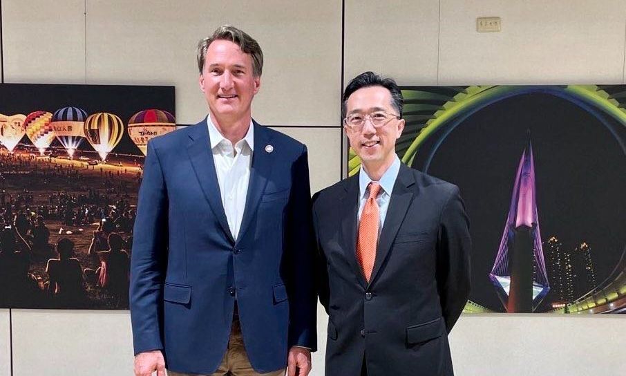 外交部北美司司長徐佑典（圖右）24日於機場歡迎美國維吉尼亞州州長楊京（Glenn Youngkin）（圖左）率團訪台。(圖:外交部)