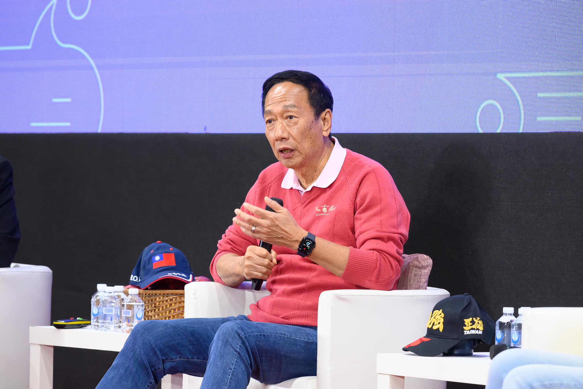 郭台銘表示，由經濟、科技角度看，台灣在美中之間能夠握有相當的主控權。(圖：郭台銘 臉書)