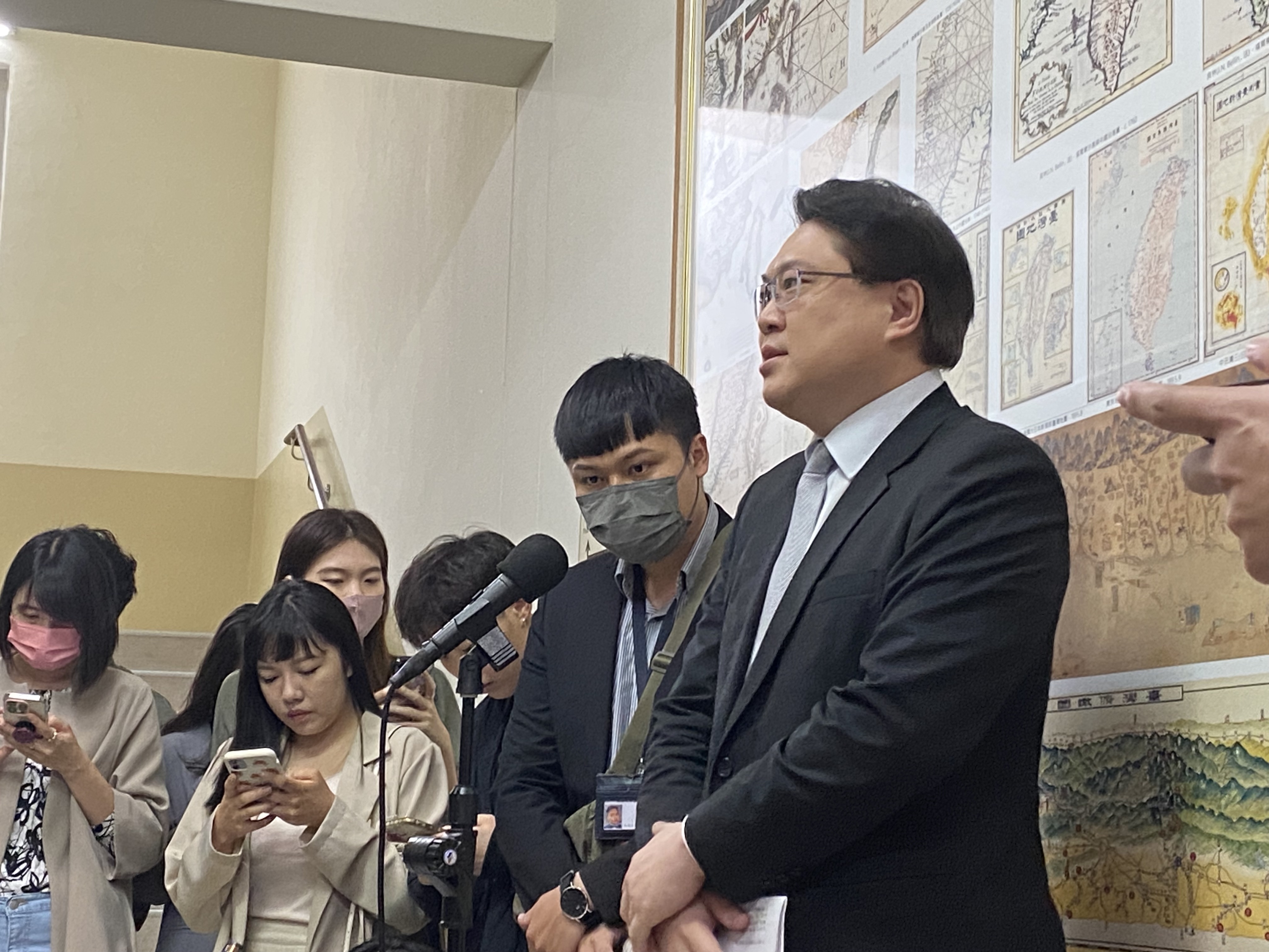 內政部長林右昌24日在立法院受訪表示，要防範境外勢力以假訊息干預選舉，最重要就是斬斷金流。(林詠青 攝)