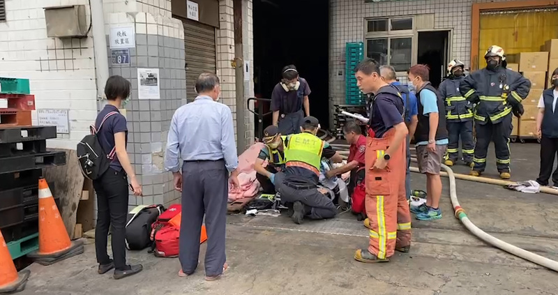 聯華食品公司彰化廠25日清晨發生大火，彰化縣消防局二林分隊、北斗分隊等出動多輛消防車前往救援，將多名員工送醫救治。 (圖：中央社)