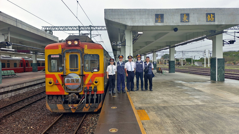 台鐵3款服務逾40年的東部幹線首款自強號26日將退役。圖為台鐵DR3000型柴油自強號列車，25日在台東開出末班車。（民眾提供） (圖：中央社)