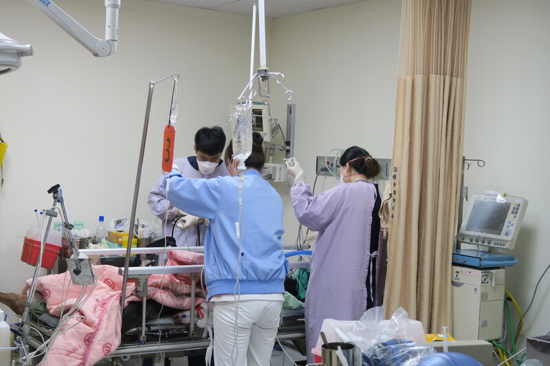 聯華食品公司彰化廠25日清晨發生大火，受困廠房22人全數找到，其中有15人躲在冷凍倉庫獲救，總計10人送醫前已無生命跡象，部分傷者送往衛生福利部彰化醫院救治。（民眾提供） (圖：中央社)