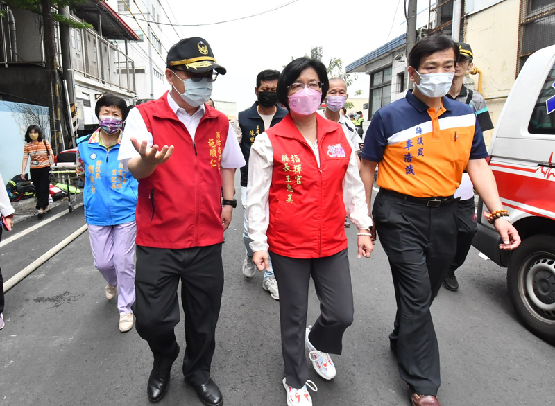 聯華食品公司彰化廠25日清晨發生大火，彰化縣長王惠美（前中）前往了解救災狀況，並指示社會處等派員至各醫院關懷傷者。（彰化縣政府提供） (圖：中央社)