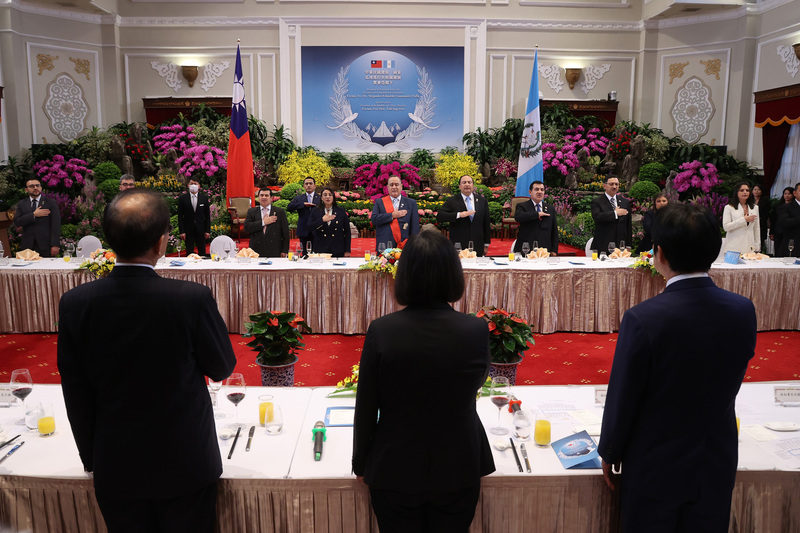 總統蔡英文25日在總統府以國宴款待瓜地馬拉共和國總統賈麥岱(Alejandro Eduardo Giammattei Falla)(後中)，國宴開始前，現場演奏瓜地馬拉國歌表達歡迎。 (圖：中央社)