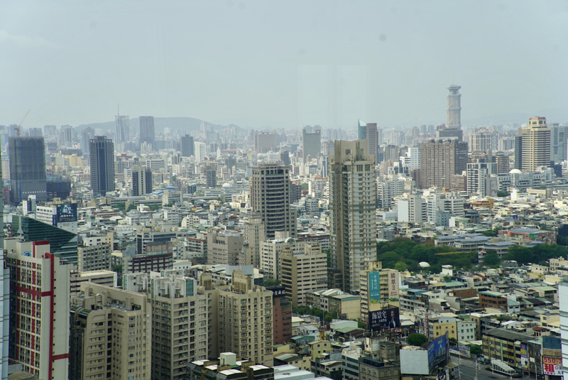 在野黨立委質疑，預售屋換約轉售不溯及既往就是開後門，打炒房做半套。(圖：中央社)